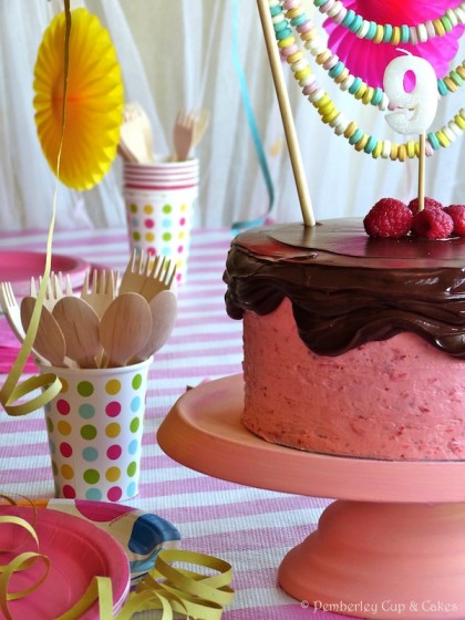 Devil's Food Cake with Raspberry Frosting {Tarta de Chocolate con Frambuesa}