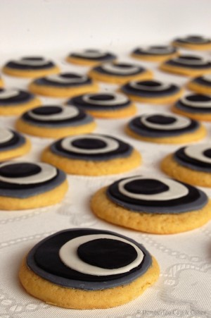 Elephant Eye Sugar Cookies {Galletas decoradas: Ojos de Elefante}