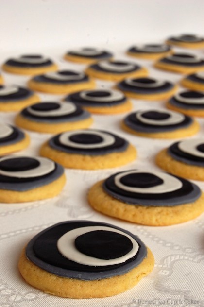 Elephant Eye Sugar Cookies {Galletas decoradas: Ojos de Elefante}