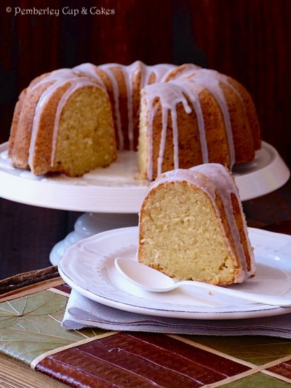 Vanilla Bean & Sour Cream Bundt Cake {Bizcocho de Vainilla}