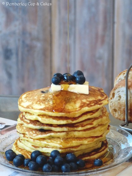 Blueberry Buttermilk Pancakes {Tortitas de Buttermilk con Arándanos}