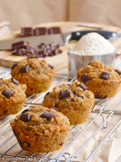 Sugar Free Whole Wheat Chocolate Chunk Pumpkin Muffins {Muffins integrales de calabaza sin azúcar con trocitos de chocolate}