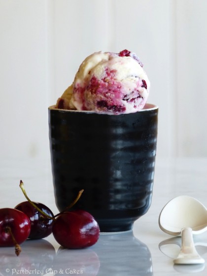 Cherry Crumble Ice Cream {Helado de Crumble de Cerezas}