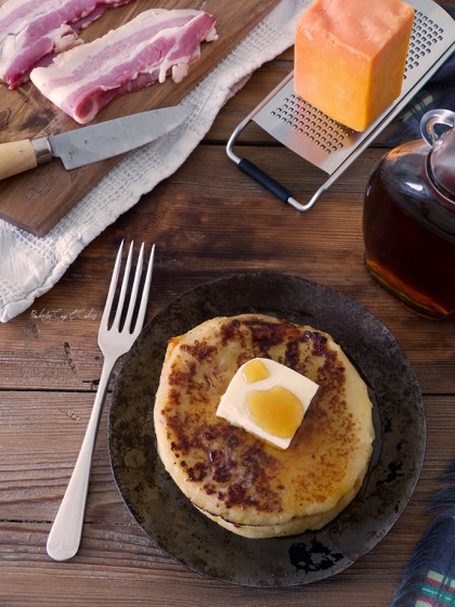 Bacon and Cheddar Johnnycakes (tortitas de maíz)