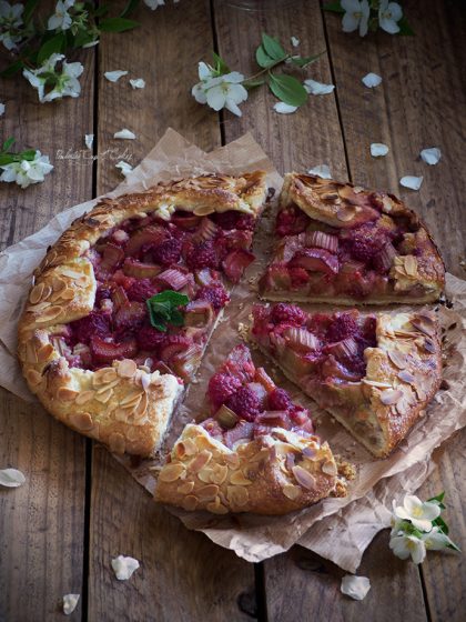 Galette de ruibarbo y frutos del bosque con frangipane (Rhubarb Galette)