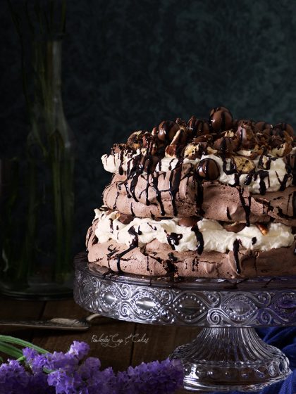Pavlova de Chocolate con Maltesers y Nueces Pecanas
