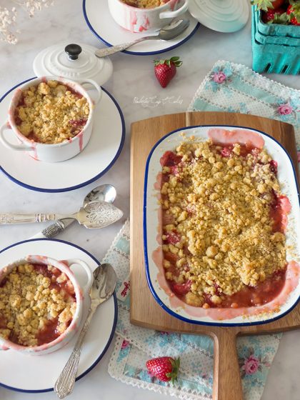 Strawberry Rhubarb Crumble (Crumble de ruibarbo y fresas)