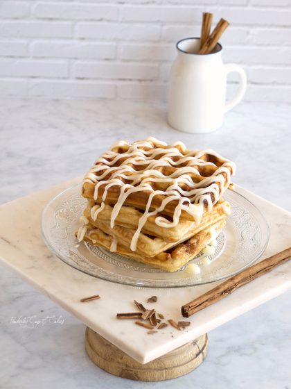Cinnamon Roll Waffles (Gofres de Rollos de Canela)