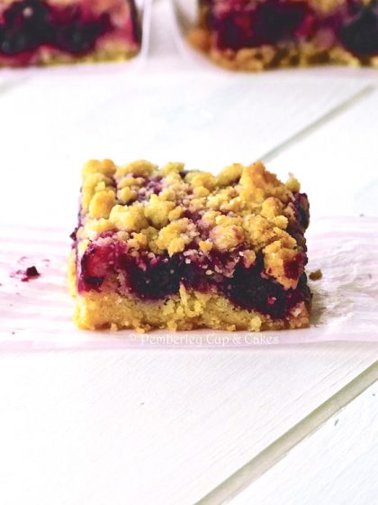 Detalle de porción de crumble de moras