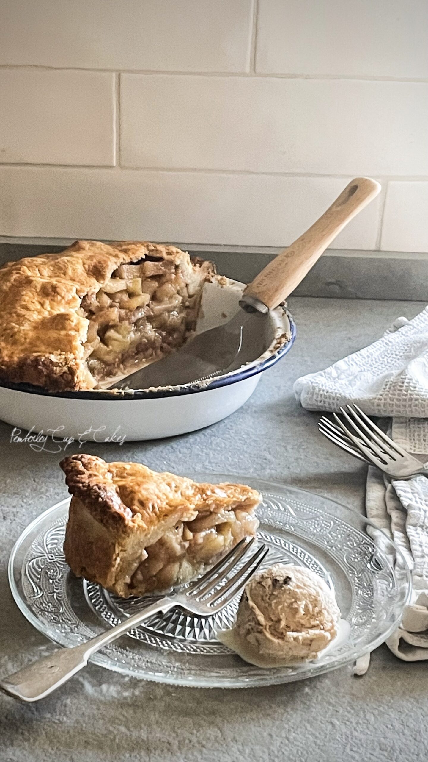Apple pie slice & ice cream